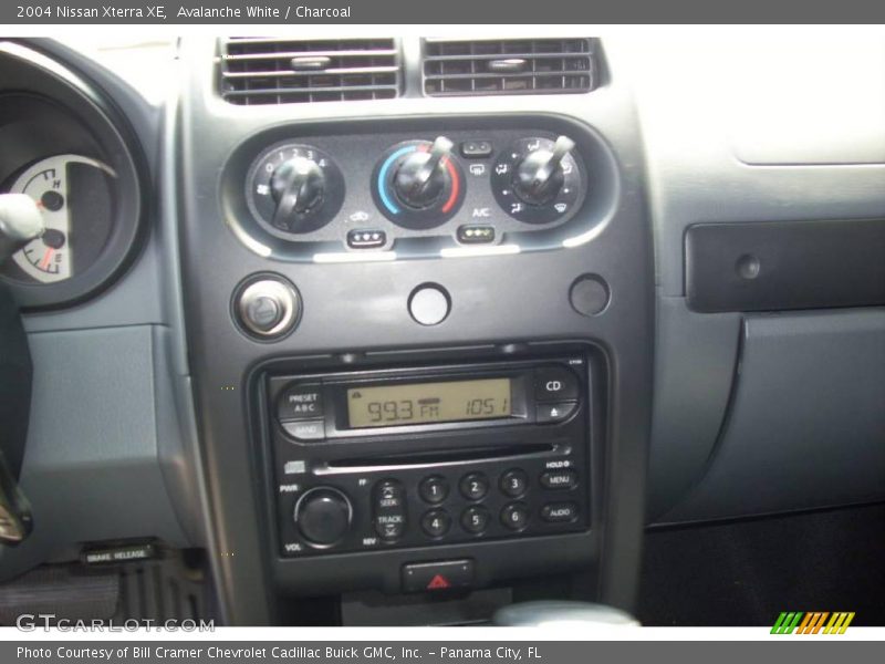 Avalanche White / Charcoal 2004 Nissan Xterra XE