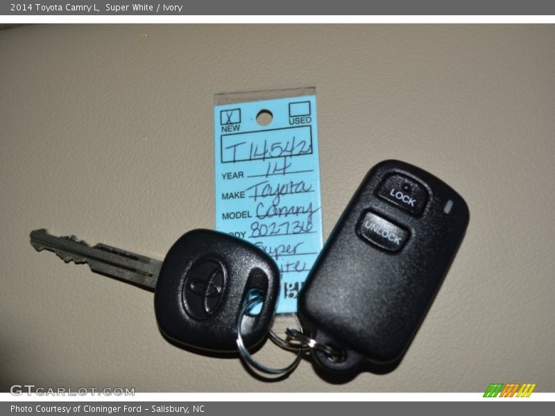 Super White / Ivory 2014 Toyota Camry L