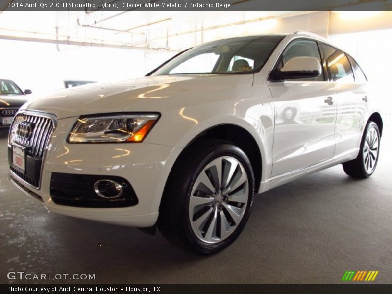 Front 3/4 View of 2014 Q5 2.0 TFSI quattro Hybrid