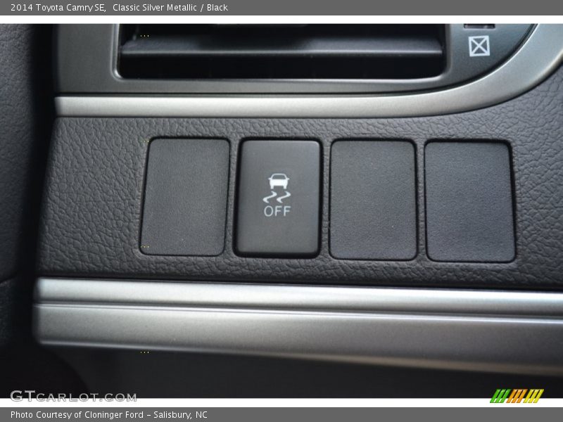 Classic Silver Metallic / Black 2014 Toyota Camry SE