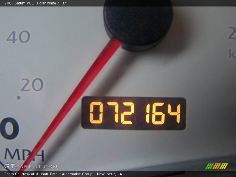 Polar White / Tan 2005 Saturn VUE