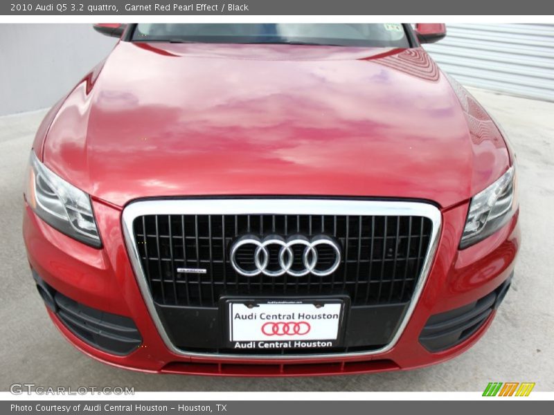 Garnet Red Pearl Effect / Black 2010 Audi Q5 3.2 quattro