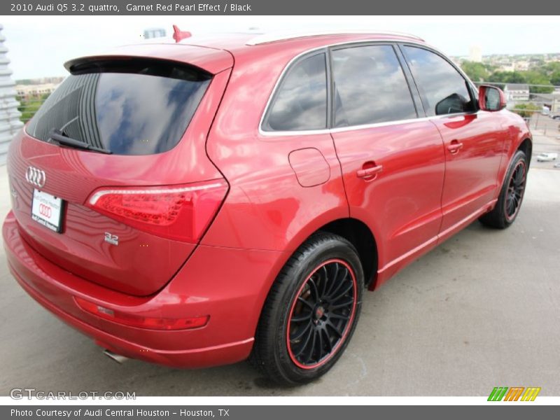 Garnet Red Pearl Effect / Black 2010 Audi Q5 3.2 quattro