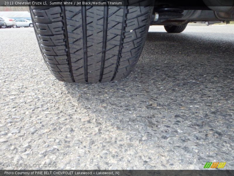 Summit White / Jet Black/Medium Titanium 2013 Chevrolet Cruze LS
