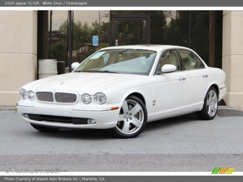 Front 3/4 View of 2006 XJ XJR