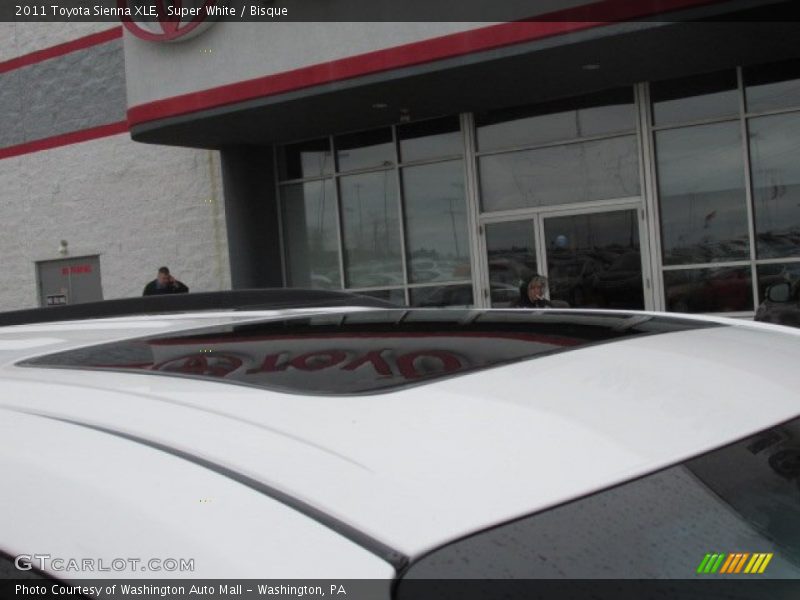 Super White / Bisque 2011 Toyota Sienna XLE
