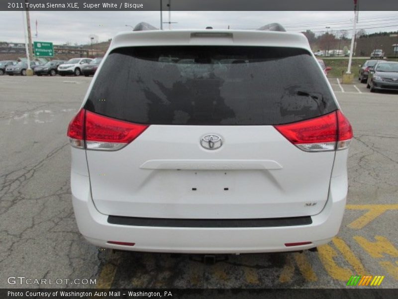 Super White / Bisque 2011 Toyota Sienna XLE