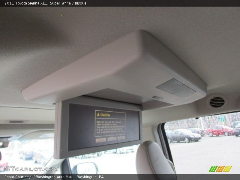 Super White / Bisque 2011 Toyota Sienna XLE