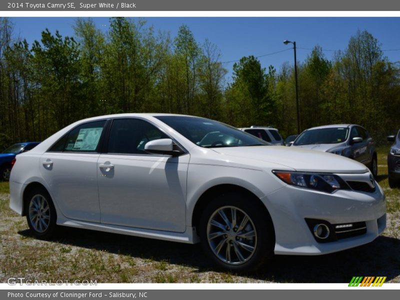 Super White / Black 2014 Toyota Camry SE