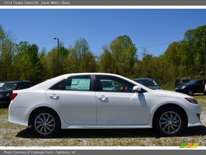 Super White / Black 2014 Toyota Camry SE