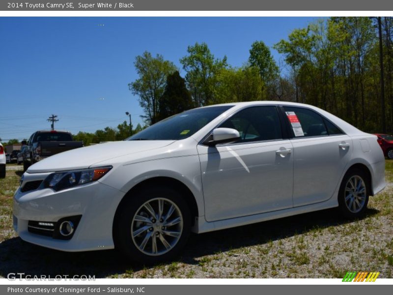 Super White / Black 2014 Toyota Camry SE