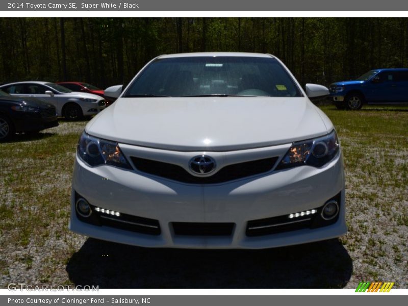 Super White / Black 2014 Toyota Camry SE