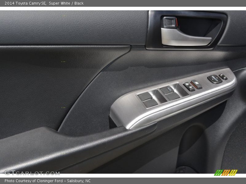 Super White / Black 2014 Toyota Camry SE