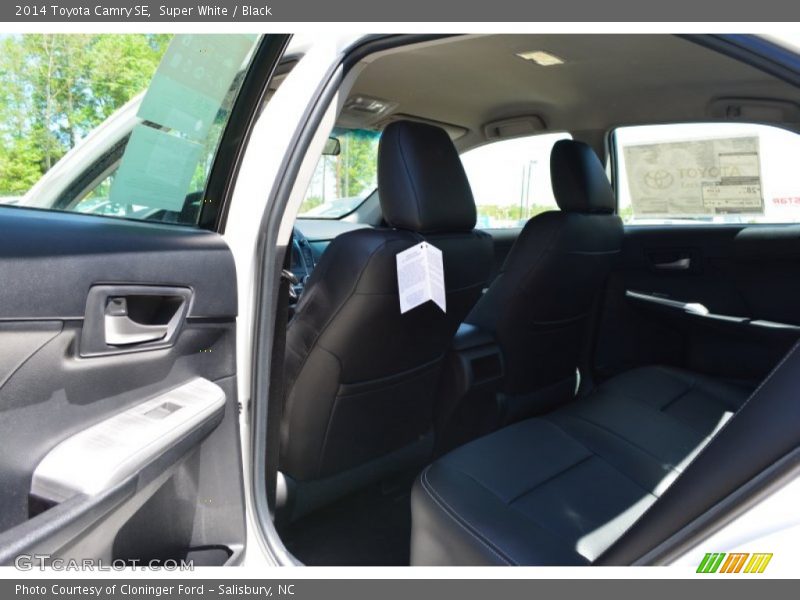 Super White / Black 2014 Toyota Camry SE