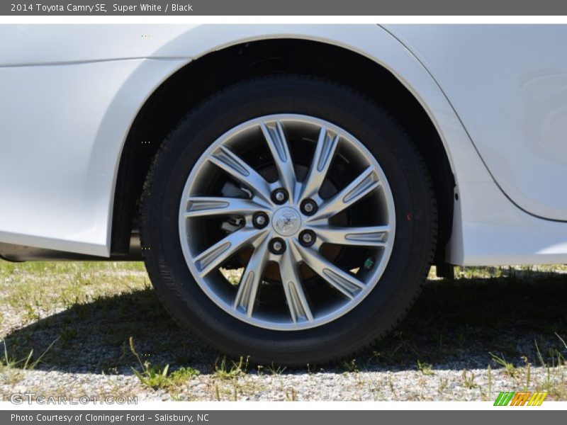Super White / Black 2014 Toyota Camry SE
