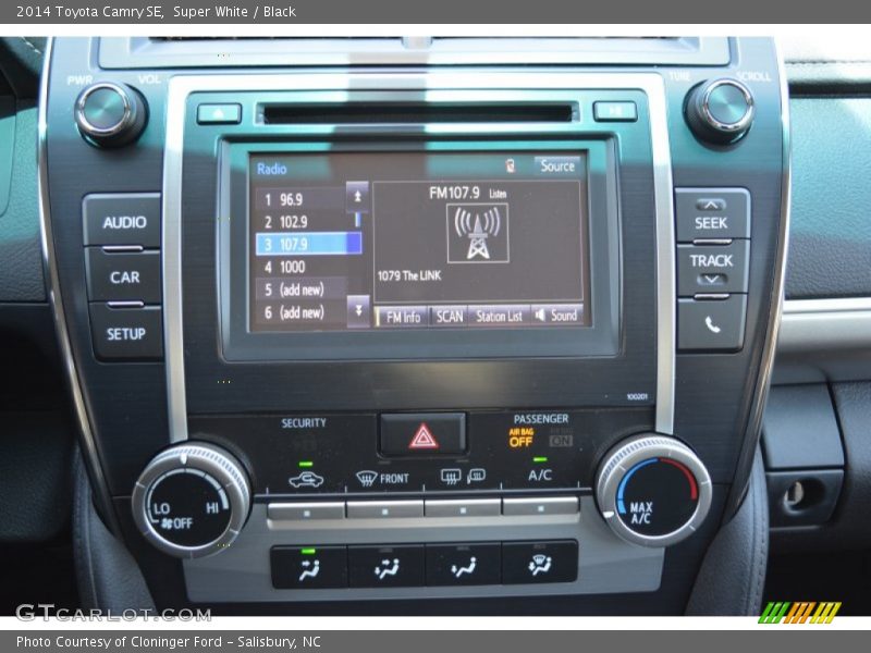 Super White / Black 2014 Toyota Camry SE
