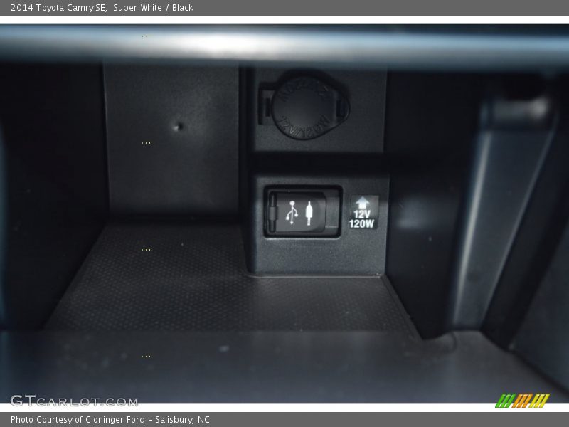 Super White / Black 2014 Toyota Camry SE