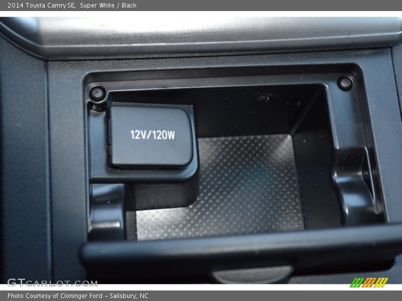 Super White / Black 2014 Toyota Camry SE