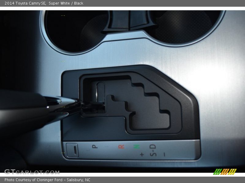 Super White / Black 2014 Toyota Camry SE
