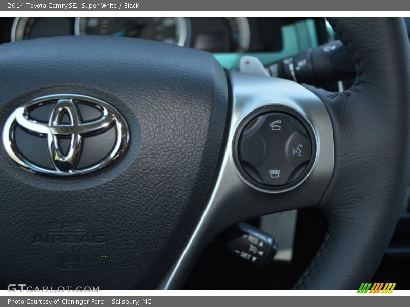 Super White / Black 2014 Toyota Camry SE