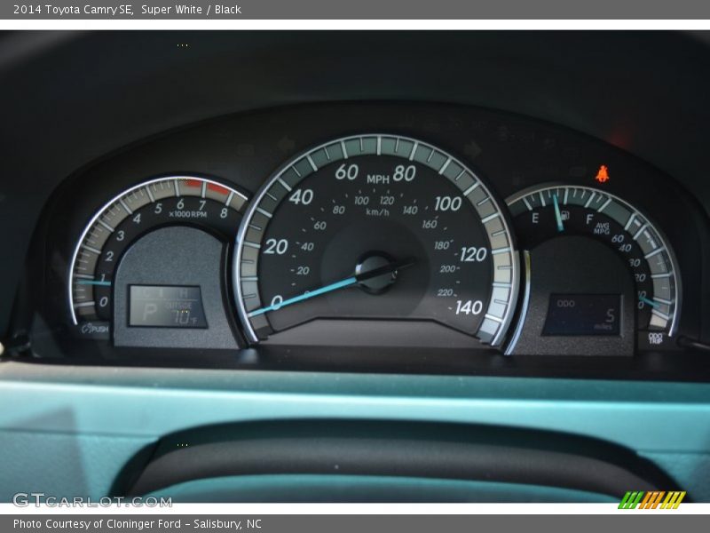 Super White / Black 2014 Toyota Camry SE