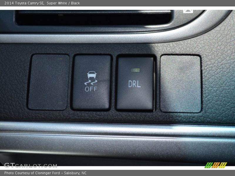 Super White / Black 2014 Toyota Camry SE