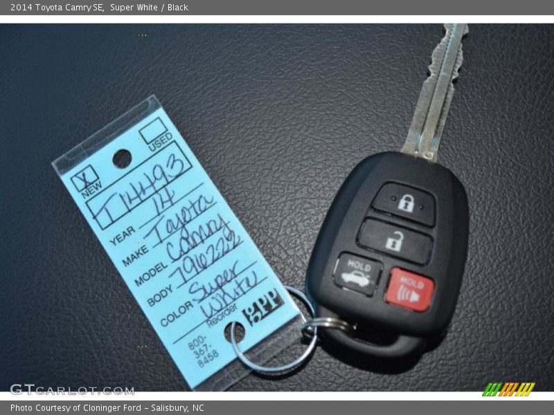 Super White / Black 2014 Toyota Camry SE