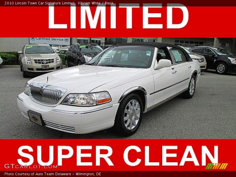 Vibrant White / Black 2010 Lincoln Town Car Signature Limited