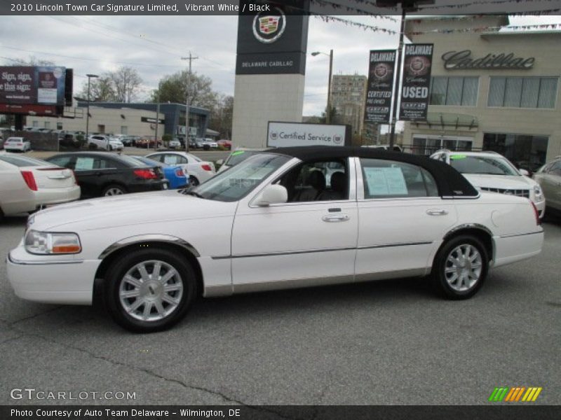 Vibrant White / Black 2010 Lincoln Town Car Signature Limited