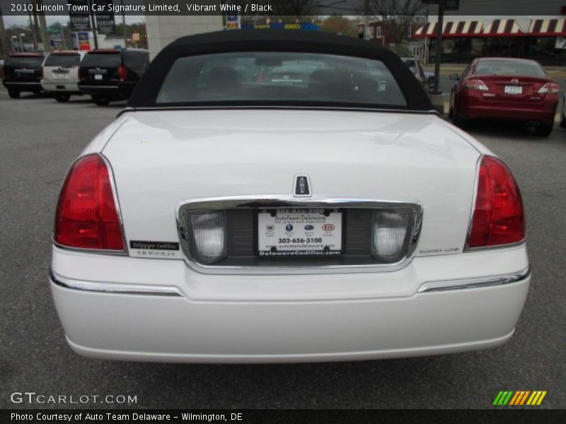 Vibrant White / Black 2010 Lincoln Town Car Signature Limited