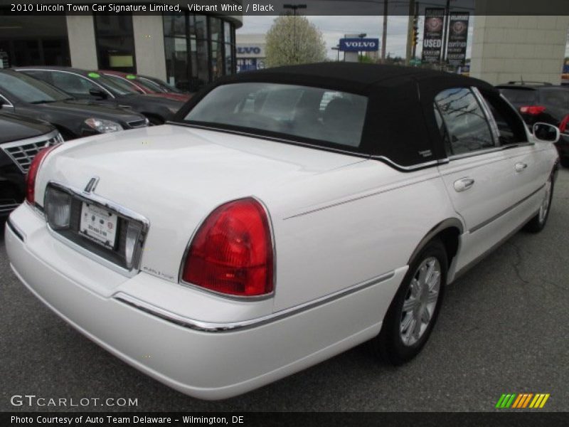 Vibrant White / Black 2010 Lincoln Town Car Signature Limited