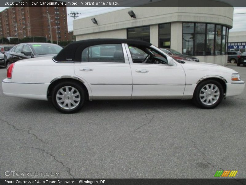 Vibrant White / Black 2010 Lincoln Town Car Signature Limited