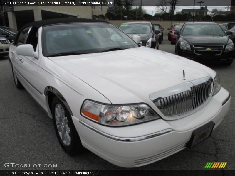 Vibrant White / Black 2010 Lincoln Town Car Signature Limited