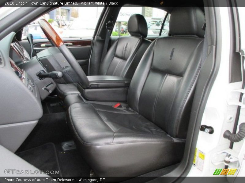 Vibrant White / Black 2010 Lincoln Town Car Signature Limited