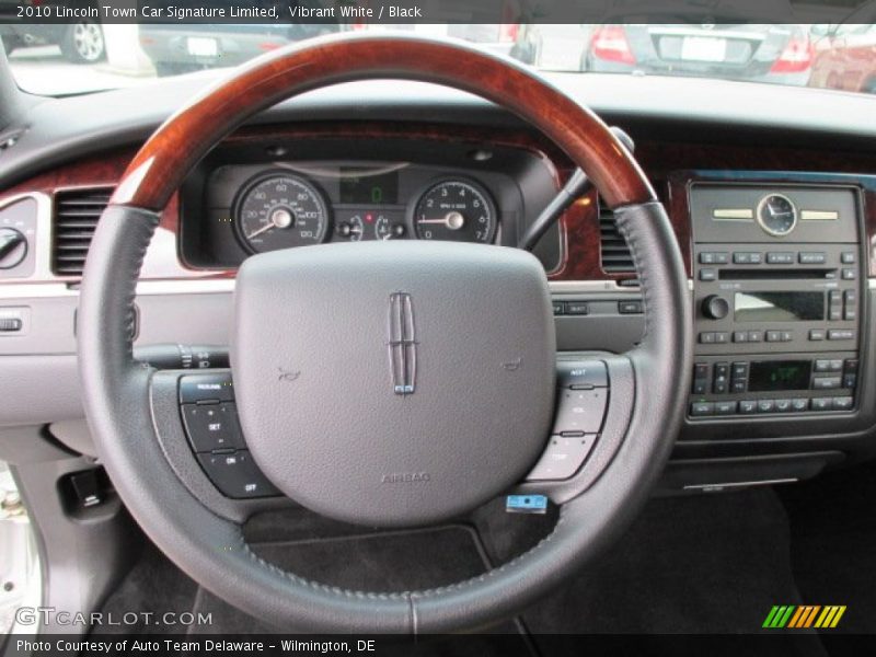 Vibrant White / Black 2010 Lincoln Town Car Signature Limited