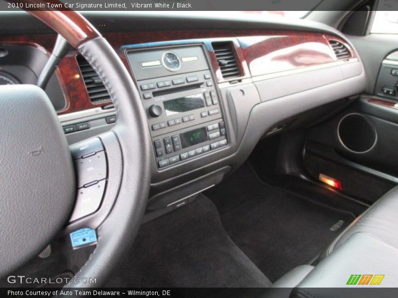 Vibrant White / Black 2010 Lincoln Town Car Signature Limited