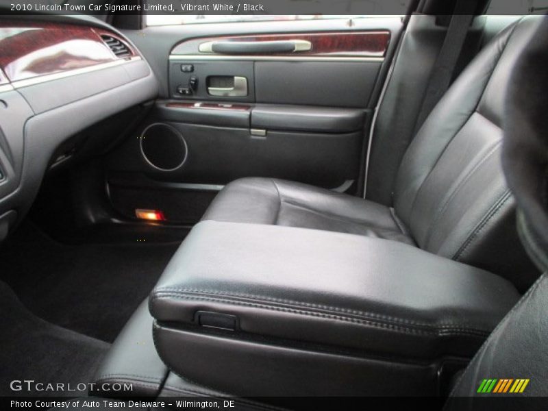 Vibrant White / Black 2010 Lincoln Town Car Signature Limited