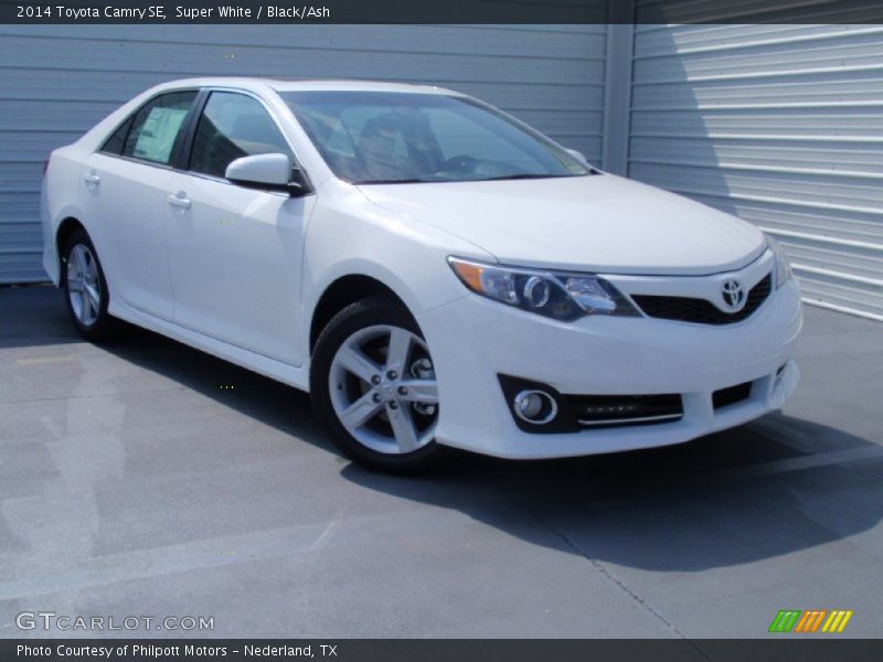 Super White / Black/Ash 2014 Toyota Camry SE