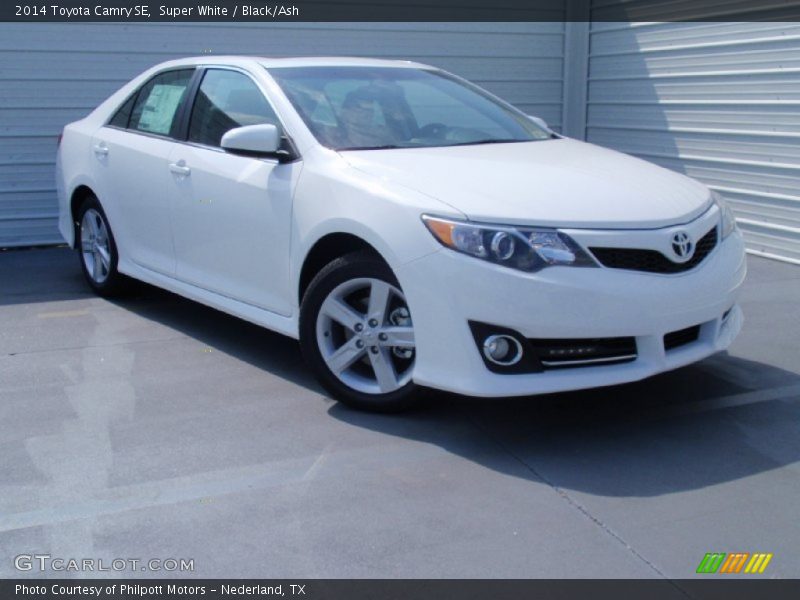 Super White / Black/Ash 2014 Toyota Camry SE
