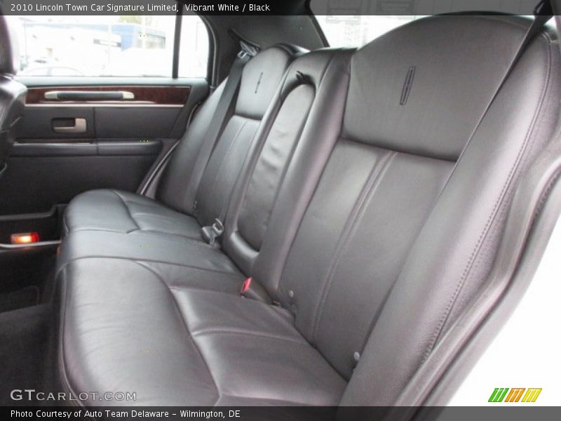 Vibrant White / Black 2010 Lincoln Town Car Signature Limited