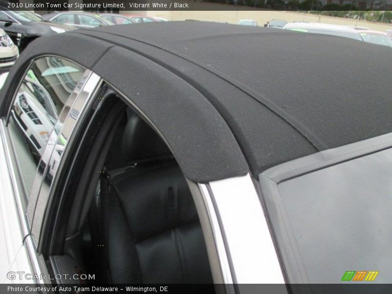 Vibrant White / Black 2010 Lincoln Town Car Signature Limited