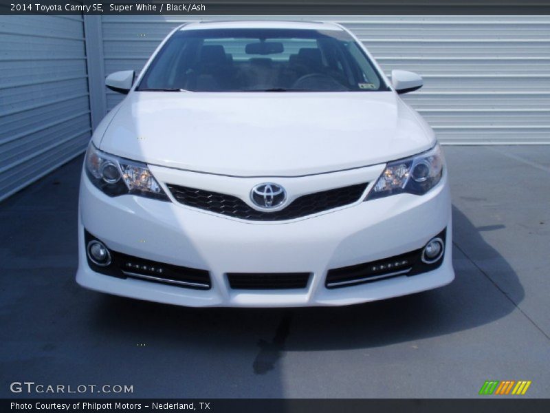 Super White / Black/Ash 2014 Toyota Camry SE