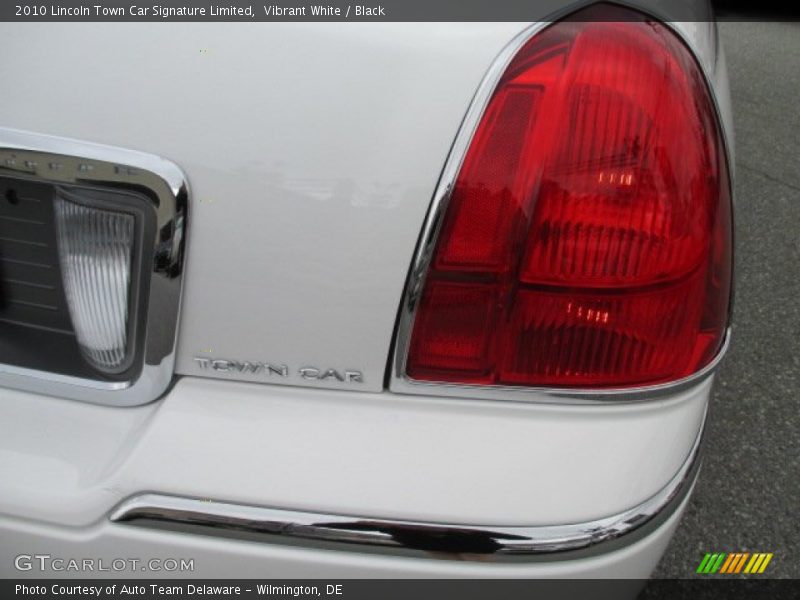 Vibrant White / Black 2010 Lincoln Town Car Signature Limited