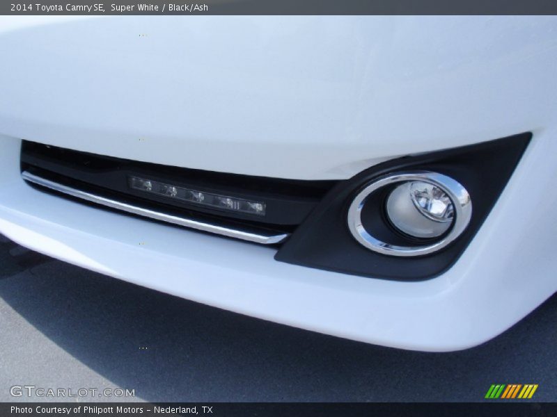 Super White / Black/Ash 2014 Toyota Camry SE