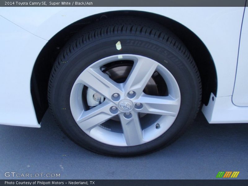 Super White / Black/Ash 2014 Toyota Camry SE