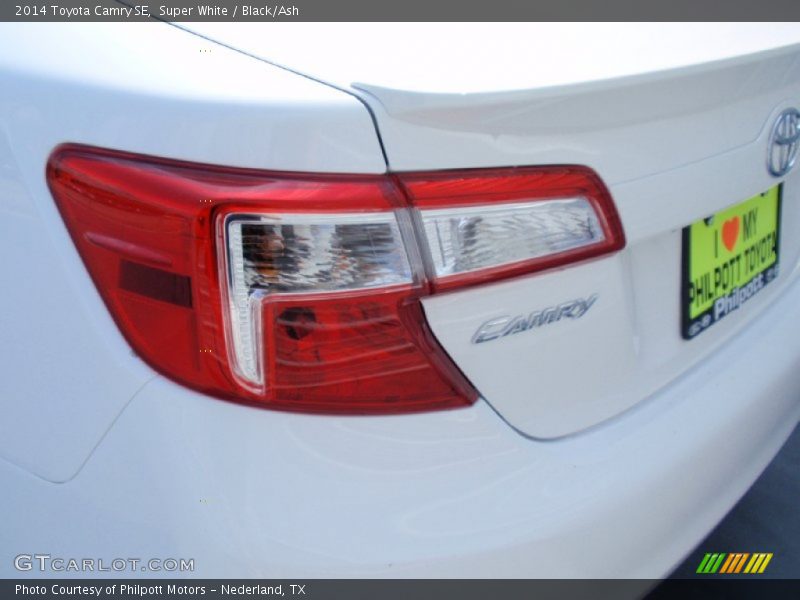 Super White / Black/Ash 2014 Toyota Camry SE