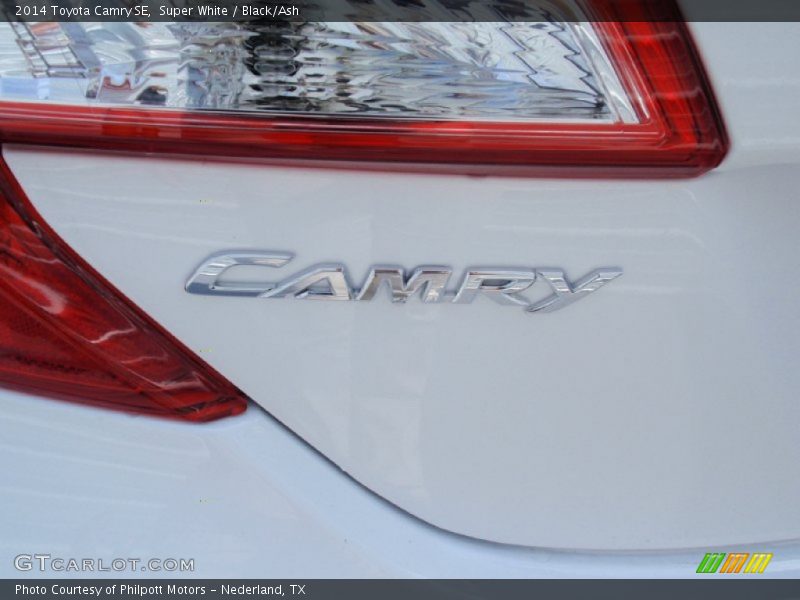 Super White / Black/Ash 2014 Toyota Camry SE