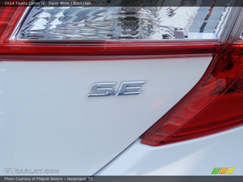 Super White / Black/Ash 2014 Toyota Camry SE