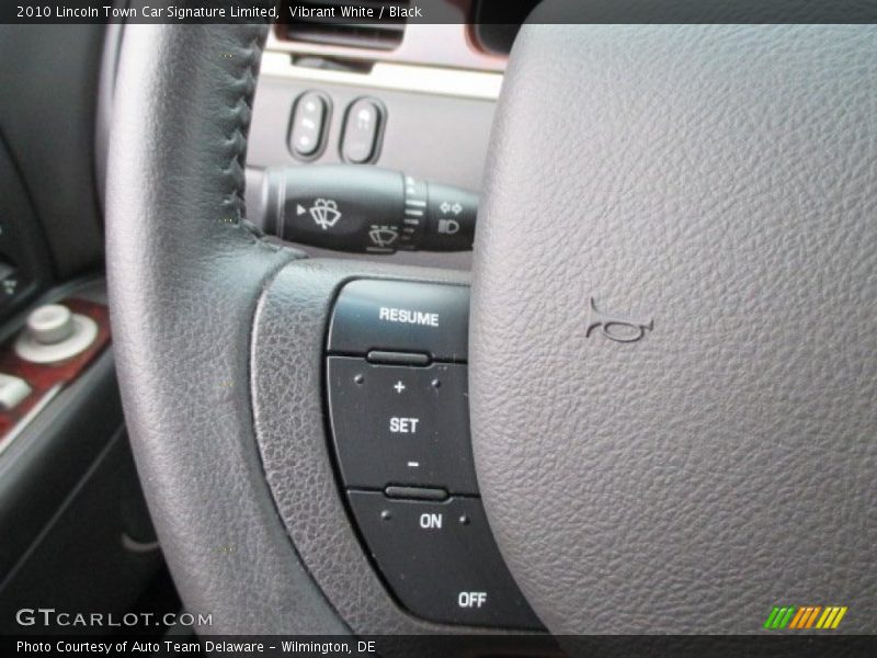 Vibrant White / Black 2010 Lincoln Town Car Signature Limited