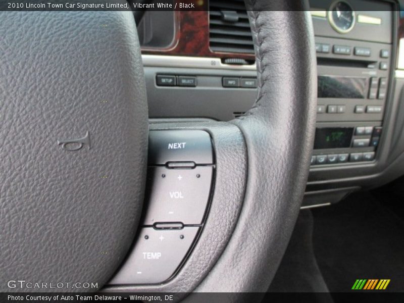 Vibrant White / Black 2010 Lincoln Town Car Signature Limited